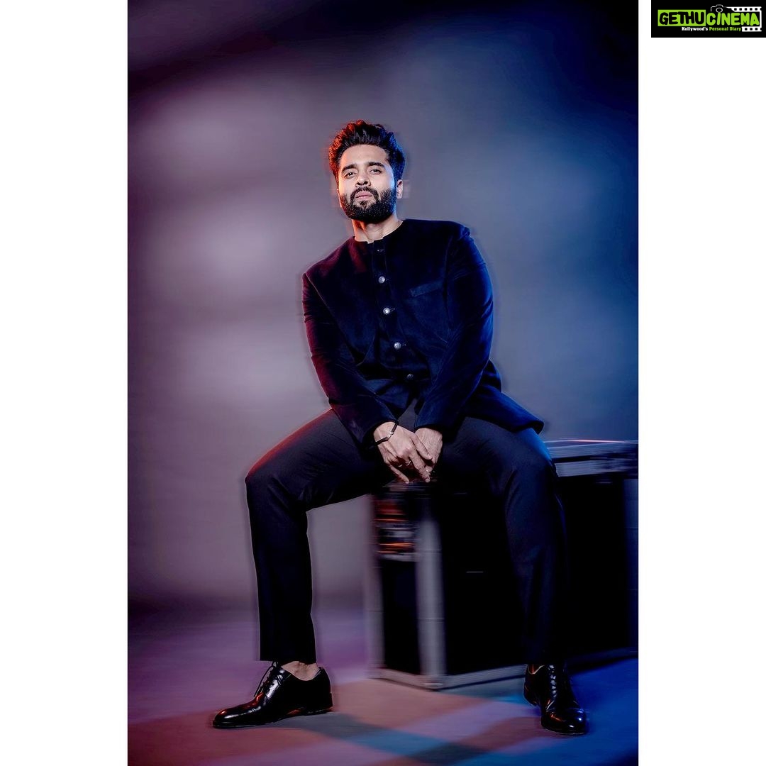 Jackky Bhagnani - 60.4K Likes - Elevating Elegance: A Masterclass in Style and Sophistication.
Outfit @kunalrawalofficial
Bracelet @tribebyamrapali
Shoes @aldo_shoes
Styled by @anshikaav
Assisted by @roshiijain @bhatia_tanisha
HMU - @luv_hans77
Shot by @bhushangavasofficial