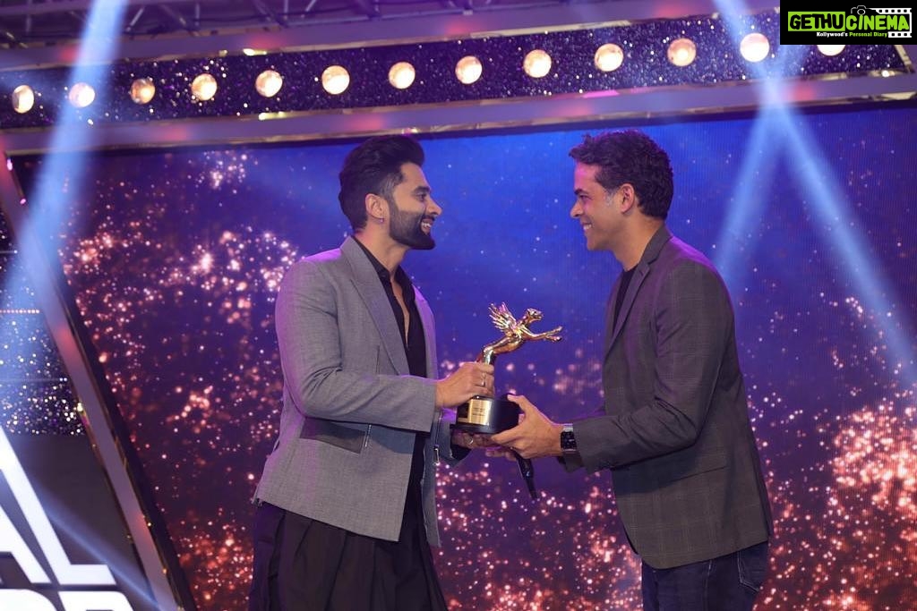 Jackky Bhagnani Instagram - Elated to win this award @iwmbuzz and even more so receiving it from the talented Mr. Vikramaditya Motwane. @motwayne Jubilee invokes a sense of pride in me which establishes Indian Cinema providing world class content.