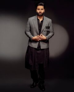 Jackky Bhagnani Instagram - Setting trends, crafting beats, and redefining style

#ANightToRemember#TheMostStylishProducer

Outfit @ashay.newdelhi
Shoes @dmodotofficial
Styled by @anshikaav
Assisted by @roshiijain @bhatia_tanisha
HMU - @luv_hans77 
Shot by @kaasastudio