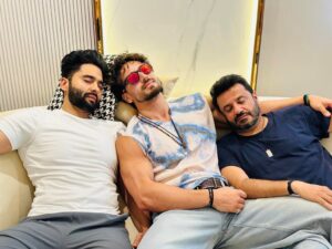 Jackky Bhagnani Instagram - The feeling when you’ve locked the edit 😜 #Ganapath Part 1

See you in the cinemas this Dusshera! #ganapathon20thoctober 2023!

P.S- @kritisanon we missed you in this picture ❤️ 

@amitabhbachchan @vashubhagnani @tigerjackieshroff  #VikasBahl @deepshikhadeshmukh #GoodCo