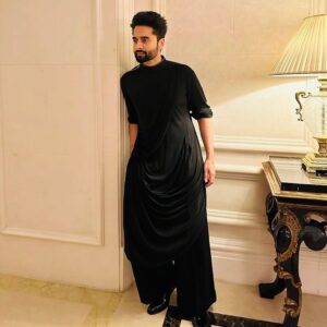 Jackky Bhagnani Instagram - Rock the traditional style!

Outfit @shantanunikhil