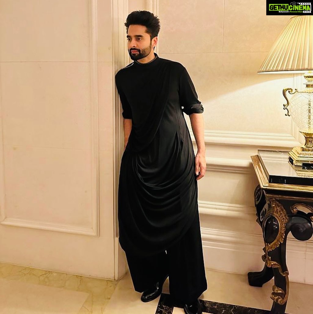 Jackky Bhagnani - 61K Likes - Rock the traditional style!
Outfit @shantanunikhil