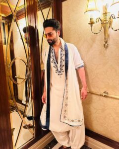 Jackky Bhagnani Instagram - Never underestimate the power of a great outfit

Outfit @deepakparwani 
📸 guess who? ❤️😊
