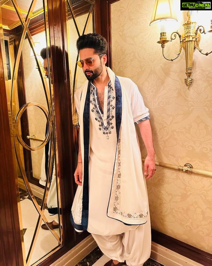 Jackky Bhagnani Instagram - Never underestimate the power of a great outfit Outfit @deepakparwani 📸 guess who? ❤️😊