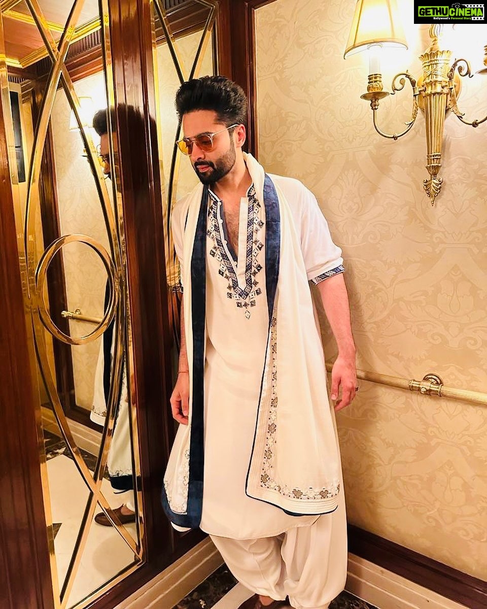 Jackky Bhagnani - 65K Likes - Never underestimate the power of a great outfit
Outfit @deepakparwani
📸 guess who? ❤️😊