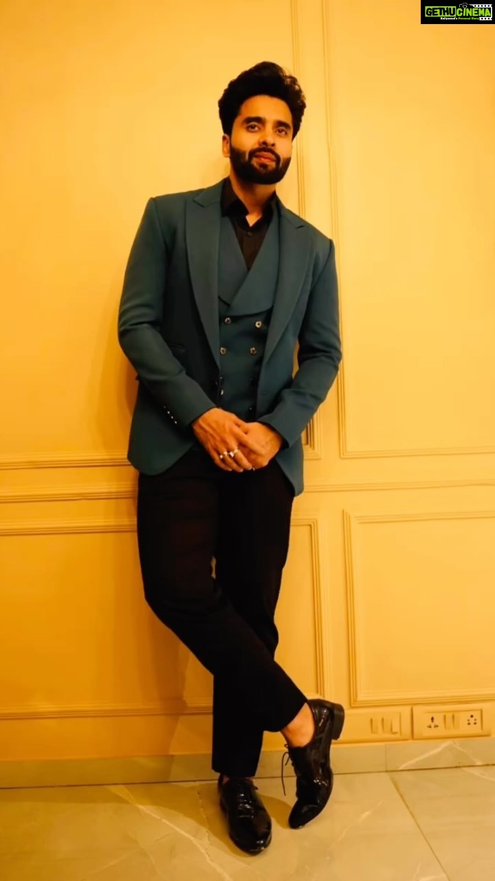 Jackky Bhagnani - 59.6K Likes - Effortless elegance captured in a single click
Outfit @dapperanddare.in
Footwear @heelandbucklelondon
Styled by @anshikaav
Assisted by @roshiijain
HMU @iamjavedsheikh
Shot by @zoobiy_ludhani