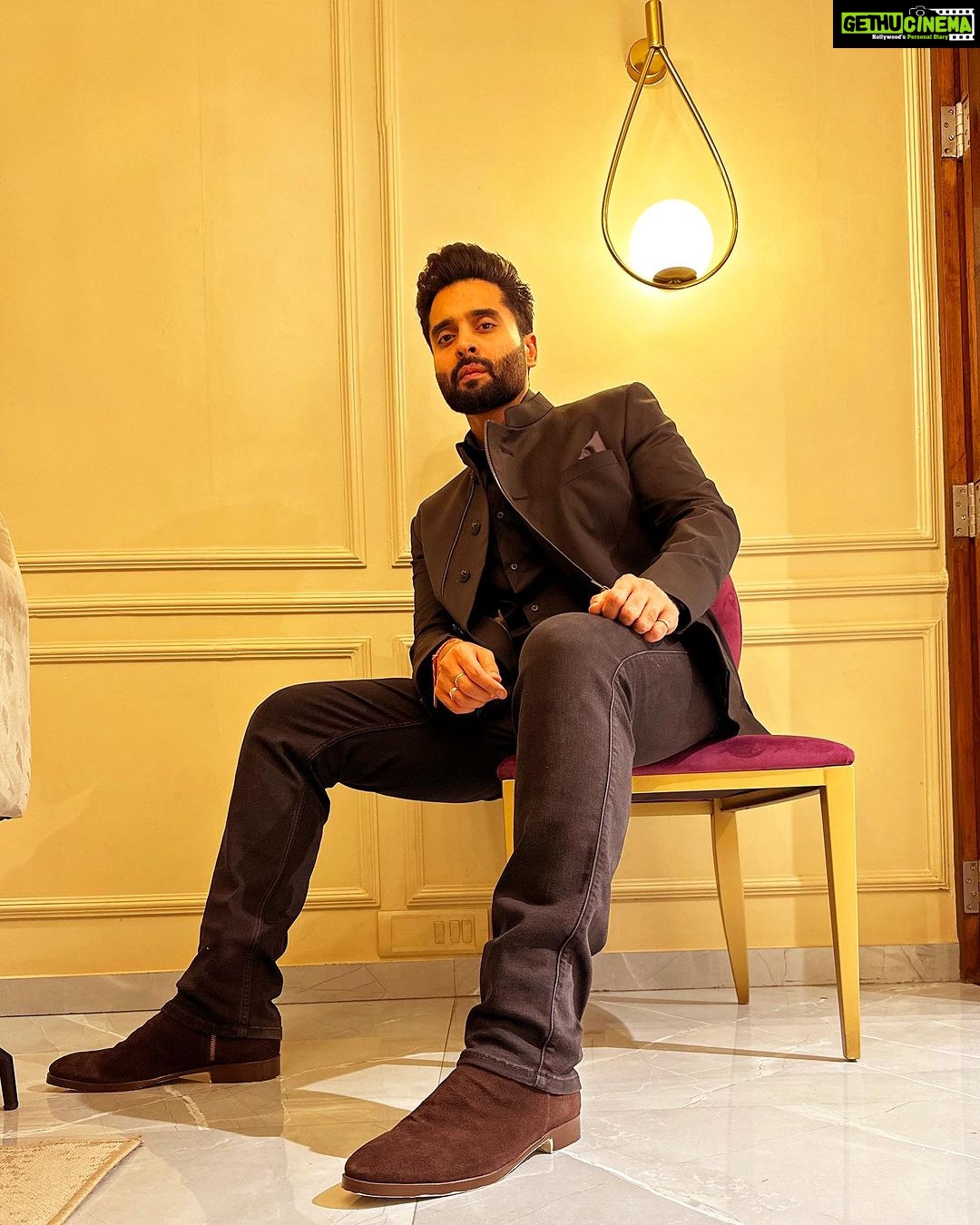 Jackky Bhagnani - 55.7K Likes - I've got a chair-ismatic presence, don't you think? 🪑😉
#AboutLastNight #SuitUp #StyleWithJB
Outfit @pourlui_designerwear
Shoes @dmodotofficial
Jewellery @mozaati
Styled by @anshikaav
Assisted by @bhatia_tanisha
HMU @luv_hans77