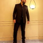 Jackky Bhagnani Instagram - I've got a chair-ismatic presence, don't you think? 🪑😉 #AboutLastNight #SuitUp #StyleWithJB Outfit @pourlui_designerwear Shoes @dmodotofficial Jewellery @mozaati Styled by @anshikaav Assisted by @bhatia_tanisha HMU @luv_hans77