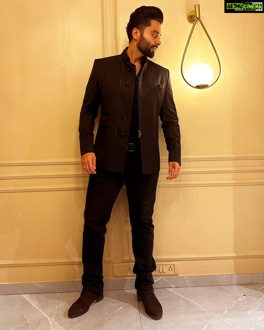 Jackky Bhagnani - 55.7K Likes - I've got a chair-ismatic presence, don't you think? 🪑😉
#AboutLastNight #SuitUp #StyleWithJB
Outfit @pourlui_designerwear
Shoes @dmodotofficial
Jewellery @mozaati
Styled by @anshikaav
Assisted by @bhatia_tanisha
HMU @luv_hans77