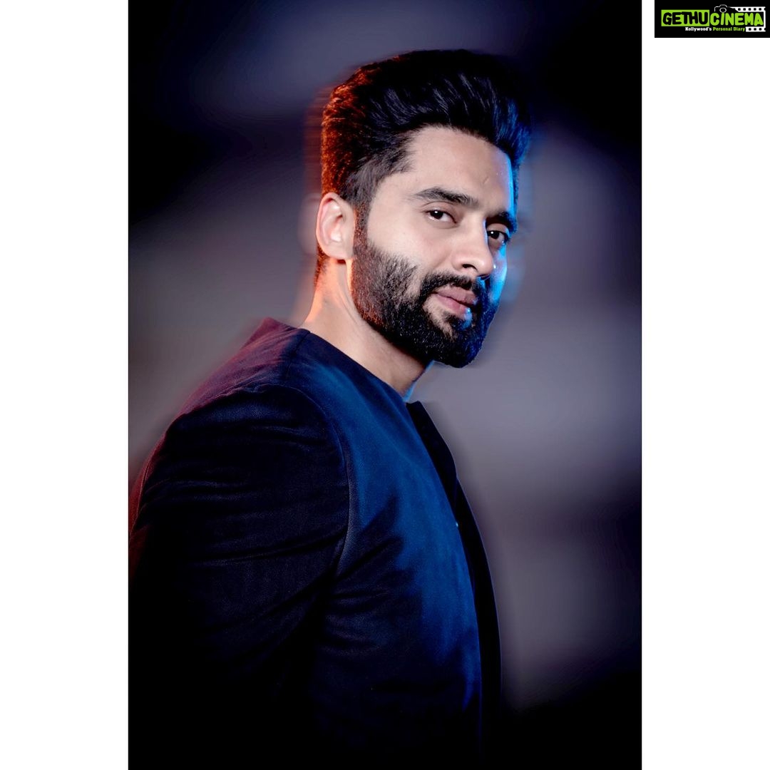 Jackky Bhagnani - 60.4K Likes - Elevating Elegance: A Masterclass in Style and Sophistication.
Outfit @kunalrawalofficial
Bracelet @tribebyamrapali
Shoes @aldo_shoes
Styled by @anshikaav
Assisted by @roshiijain @bhatia_tanisha
HMU - @luv_hans77
Shot by @bhushangavasofficial