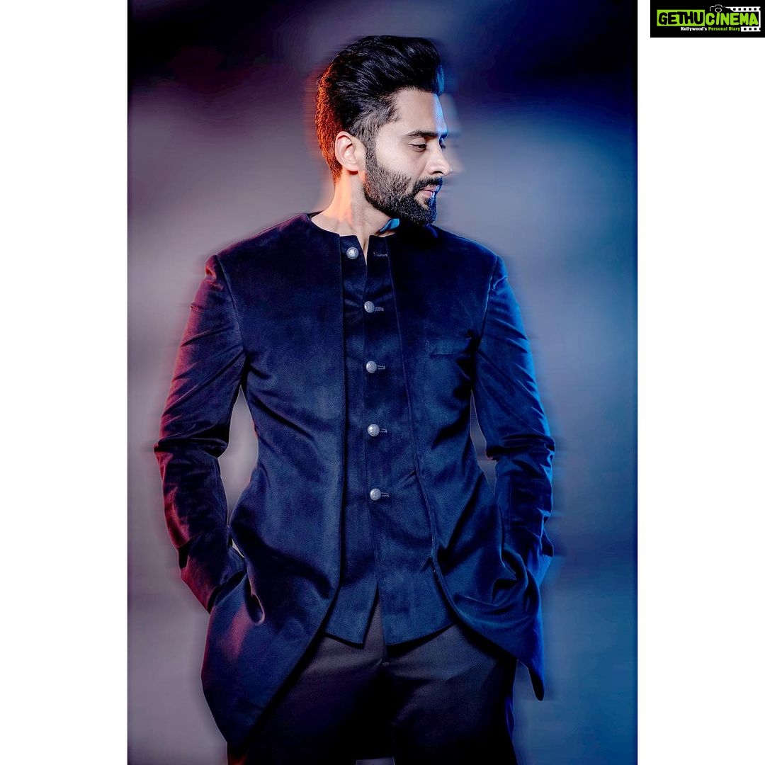 Jackky Bhagnani - 60.4K Likes - Elevating Elegance: A Masterclass in Style and Sophistication.
Outfit @kunalrawalofficial
Bracelet @tribebyamrapali
Shoes @aldo_shoes
Styled by @anshikaav
Assisted by @roshiijain @bhatia_tanisha
HMU - @luv_hans77
Shot by @bhushangavasofficial