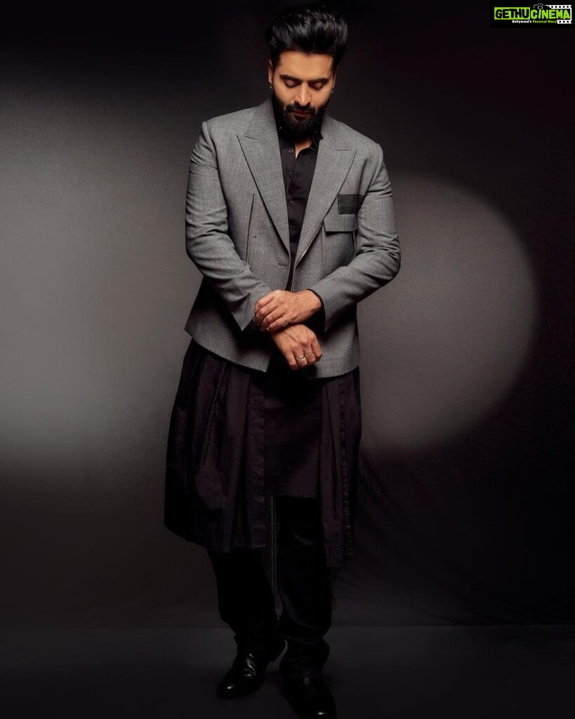 Jackky Bhagnani Instagram - Setting trends, crafting beats, and redefining style #ANightToRemember#TheMostStylishProducer Outfit @ashay.newdelhi Shoes @dmodotofficial Styled by @anshikaav Assisted by @roshiijain @bhatia_tanisha HMU - @luv_hans77 Shot by @kaasastudio