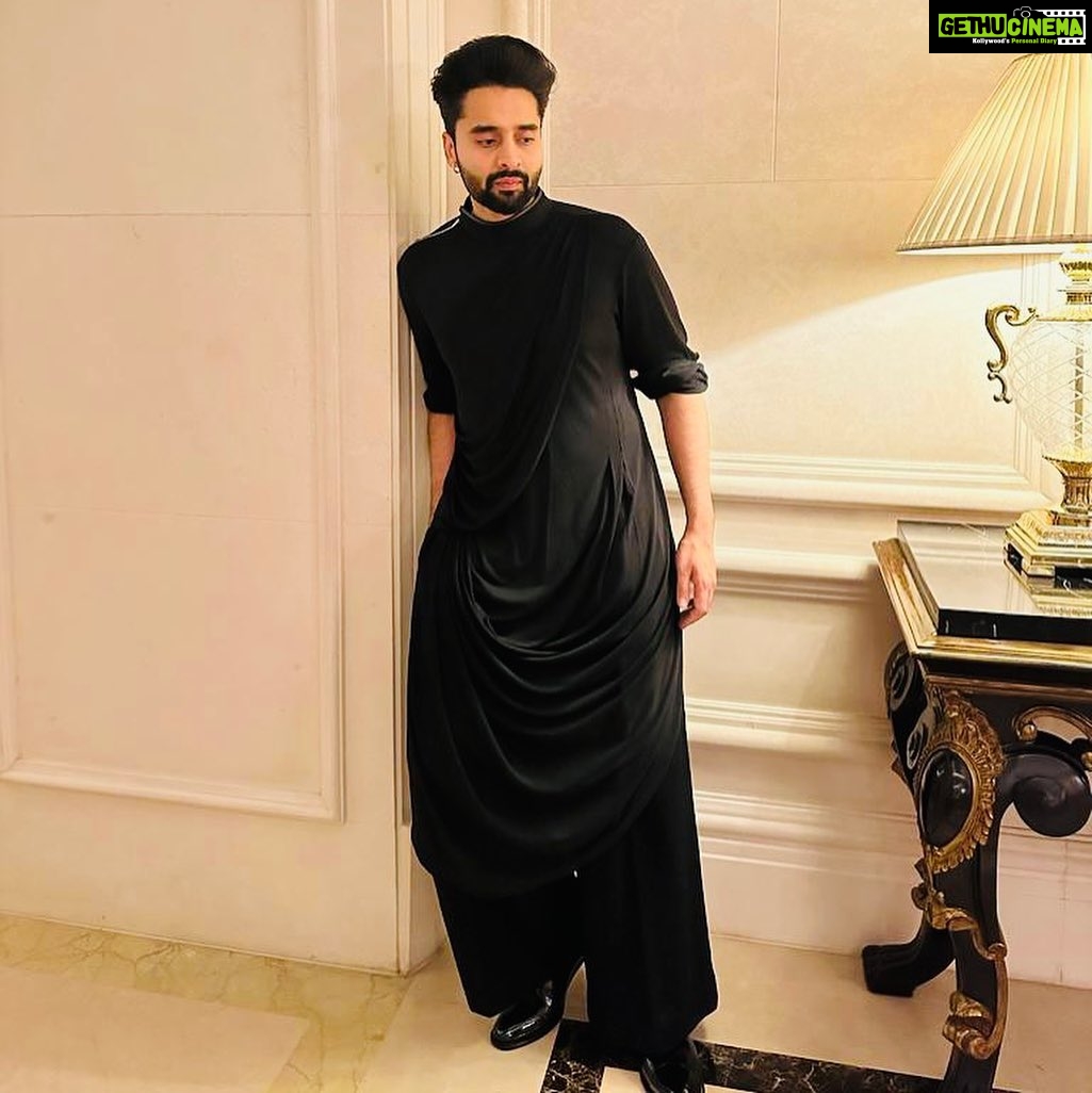Jackky Bhagnani - 61K Likes - Rock the traditional style!
Outfit @shantanunikhil
