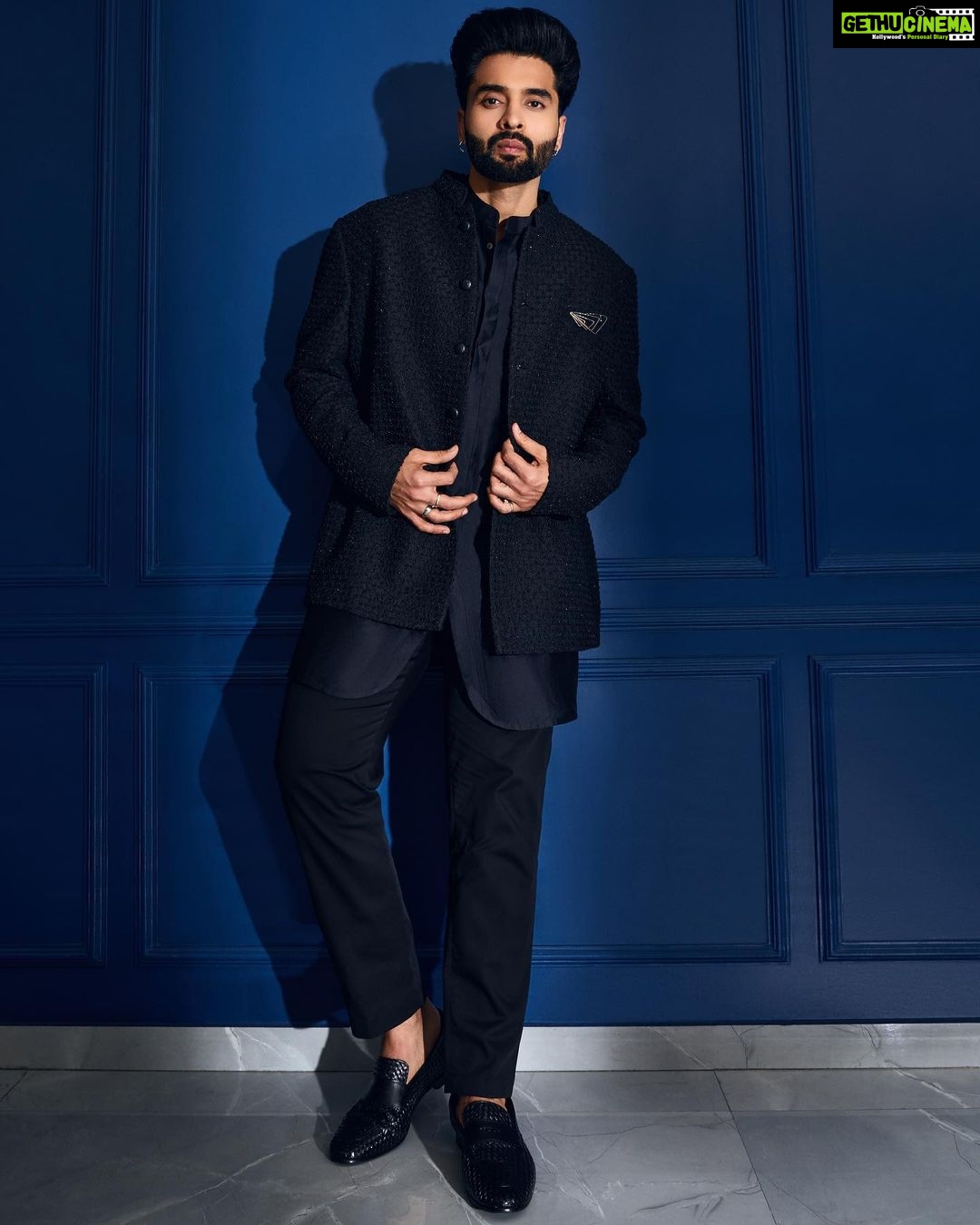 Jackky Bhagnani Instagram - 🖤 @nmacc.india #nmacc #nitaambaniculturalcentre Outfit @kunalrawalofficial Brooch @amrapalijewels Footwear @trumpetshoes_in Styled by @anshikaav Assisted by @roshiijain HMU @rohanmohan333 Shot by @akshayrathodphotography