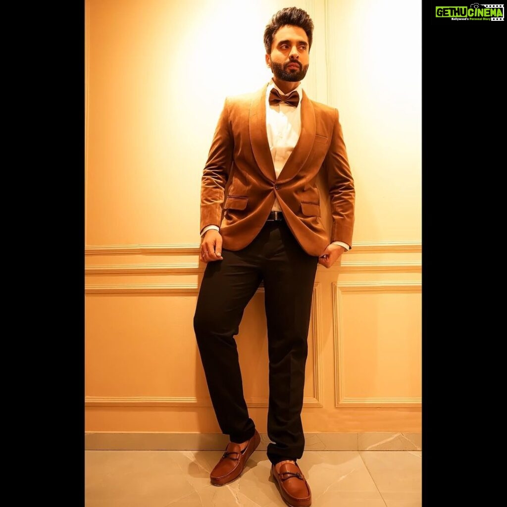 Jackky Bhagnani Instagram - License to..... Chill😎 Outfit @designervivekgupta Footwear @aldo_shoes Styled by @anshikaav Assisted by @roshiijain HMU by @rohanmohan333 Shot by @zoobiy_ludhani