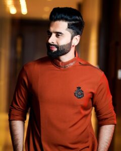 Jackky Bhagnani Instagram - Looking at the bright side

Styled by @sanamratansi
Outfit @shantanunikhil
Shoes @thealternateindia
HMU @luv_hans77
📸 @bhosale226