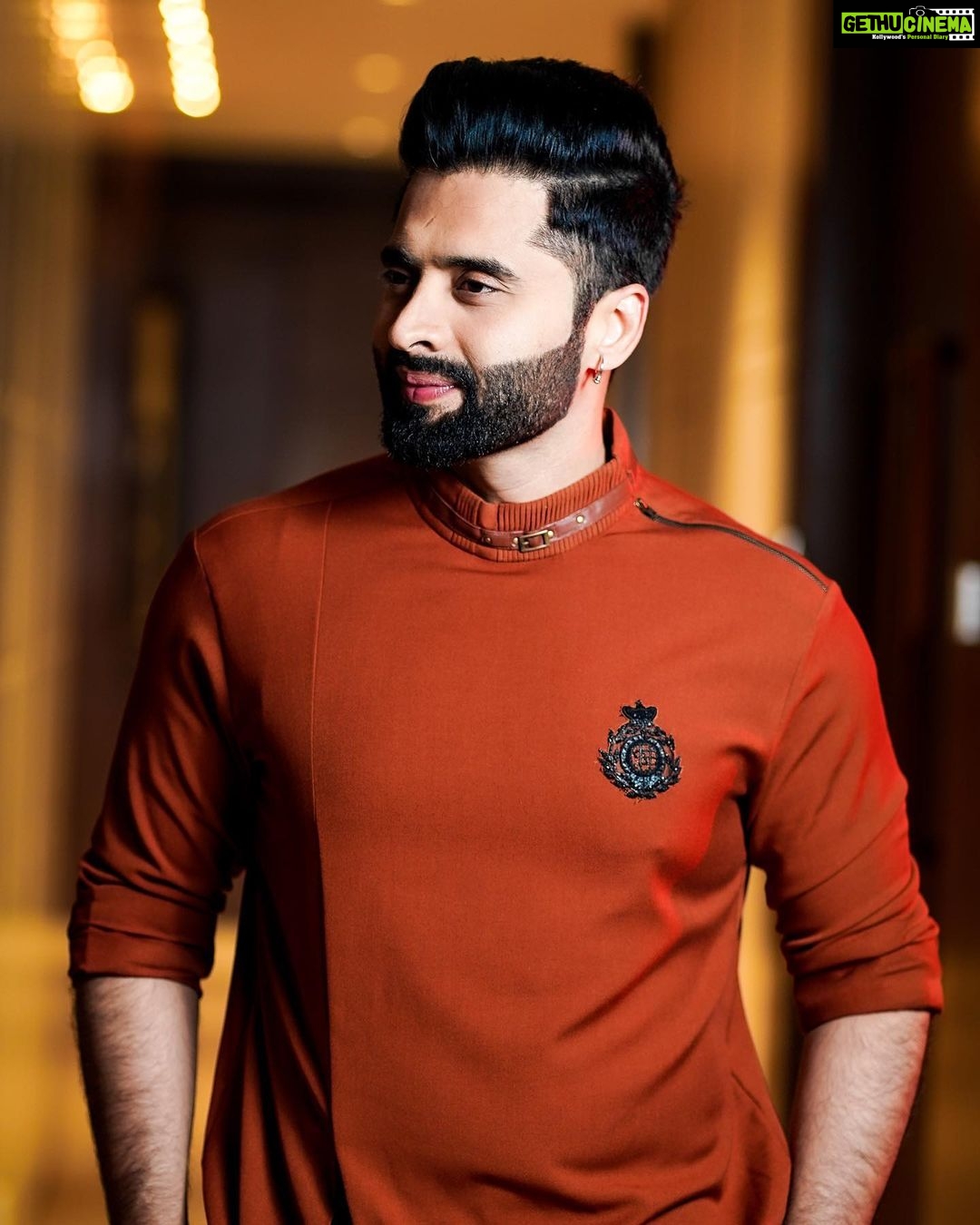 Jackky Bhagnani - 68.3K Likes - Looking at the bright side
Styled by @sanamratansi
Outfit @shantanunikhil
Shoes @thealternateindia
HMU @luv_hans77
📸 @bhosale226