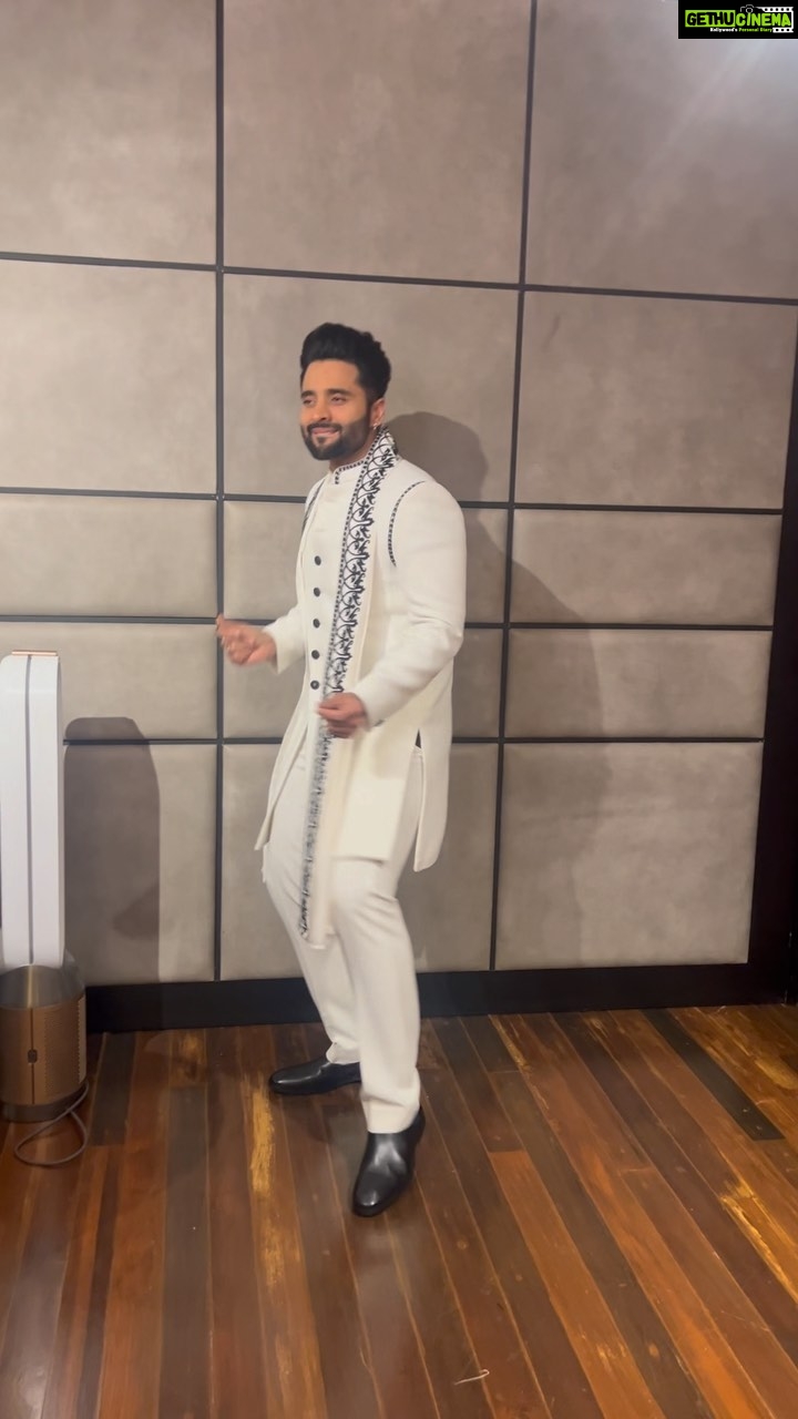Jackky Bhagnani Instagram - Can’t stop myself from dancing the moment I hear this song jalsa .. no matter where I am at .. @akshaykumar @parineetichopra @deepshikhadeshmukh @pooja_ent @jjustmusicofficial #missionraniganj #oct6 @tinudesaiofficial