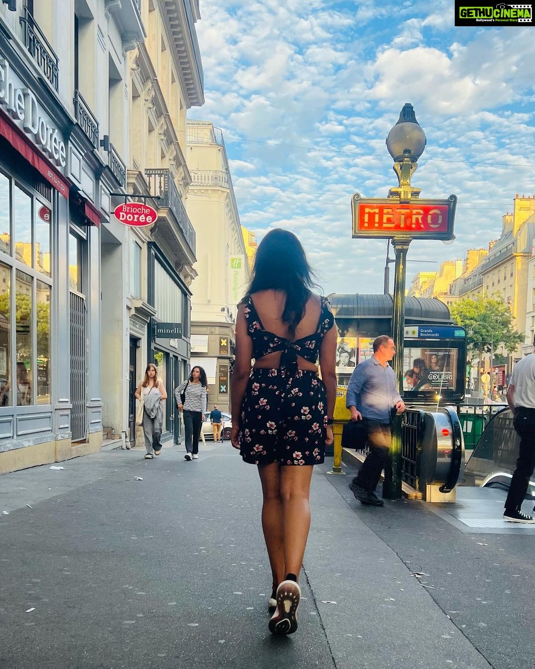 Janani Ashok Kumar Instagram - This is me trying 🤍✨💫 - 📸: @madhumitha_sivasankar Hard Rock Cafe Paris