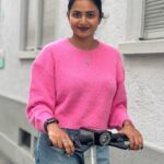 Janani Ashok Kumar Instagram – Awestruck 🥰
–
📸: @madhumitha_sivasankar 
–
#awestruck #zurich #beautifulcity #switzerland Zürich, Switzerland