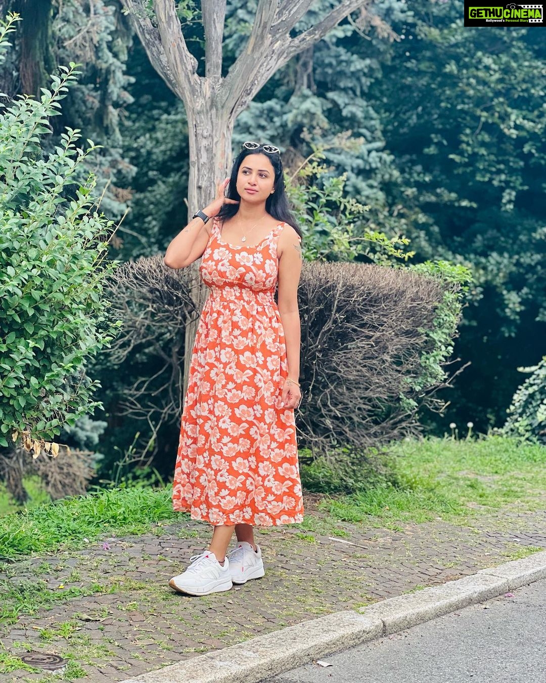 Janani Ashok Kumar Instagram - Still wondering what happened to my leg in the third pic π«£ Anyways I had an amazing time in & around Milan city ποΈ Their architecture itself is a visual treat & the trees & scenic landscapes are icing on the cake just wow π€©π« π€π₯° - πΈ: @madhumitha_sivasankar Milano italy
