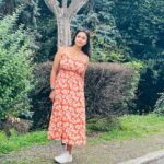 Janani Ashok Kumar Instagram – Still wondering what happened to my leg in the third pic 🫣
Anyways I had an amazing time in & around Milan city 🏙️ 
Their architecture itself is a visual treat & the trees & scenic landscapes are icing on the cake just wow 🤩🫠🤍🥰
–
📸: @madhumitha_sivasankar Milano italy