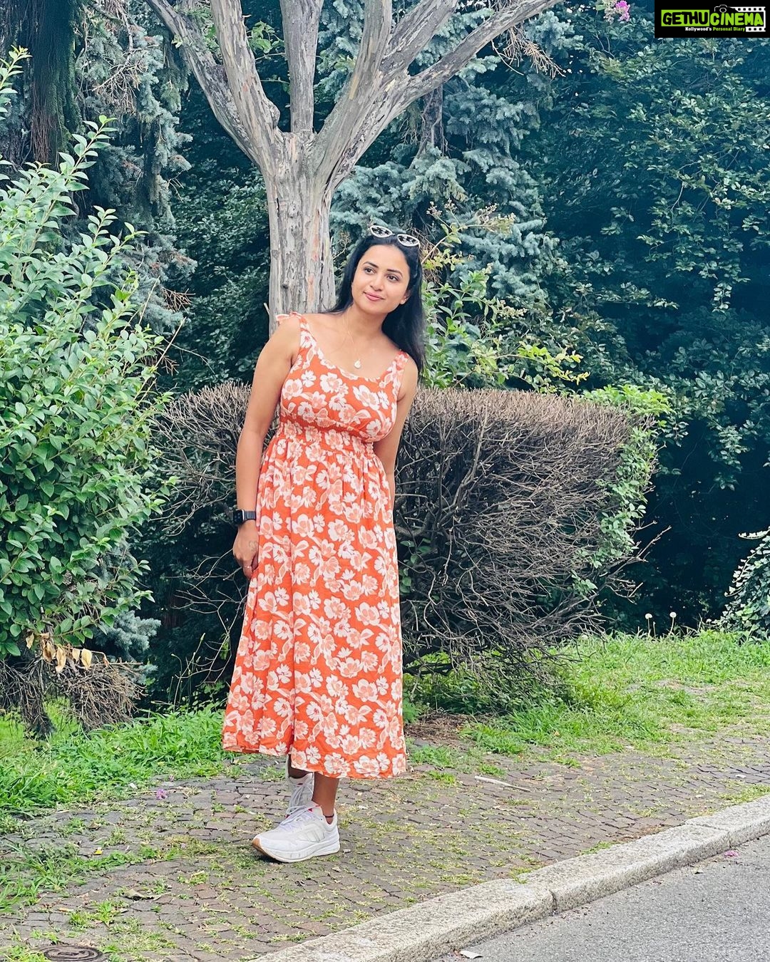 Janani Ashok Kumar Instagram - Still wondering what happened to my leg in the third pic π«£ Anyways I had an amazing time in & around Milan city ποΈ Their architecture itself is a visual treat & the trees & scenic landscapes are icing on the cake just wow π€©π« π€π₯° - πΈ: @madhumitha_sivasankar Milano italy
