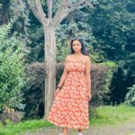 Janani Ashok Kumar Instagram – Still wondering what happened to my leg in the third pic 🫣
Anyways I had an amazing time in & around Milan city 🏙️ 
Their architecture itself is a visual treat & the trees & scenic landscapes are icing on the cake just wow 🤩🫠🤍🥰
–
📸: @madhumitha_sivasankar Milano italy