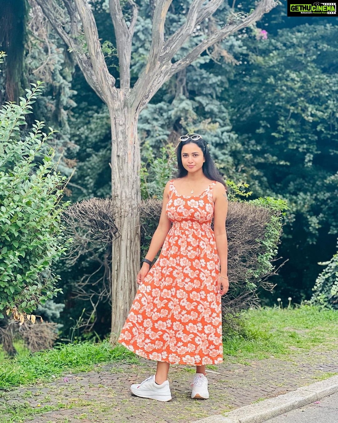 Janani Ashok Kumar Instagram - Still wondering what happened to my leg in the third pic π«£ Anyways I had an amazing time in & around Milan city ποΈ Their architecture itself is a visual treat & the trees & scenic landscapes are icing on the cake just wow π€©π« π€π₯° - πΈ: @madhumitha_sivasankar Milano italy