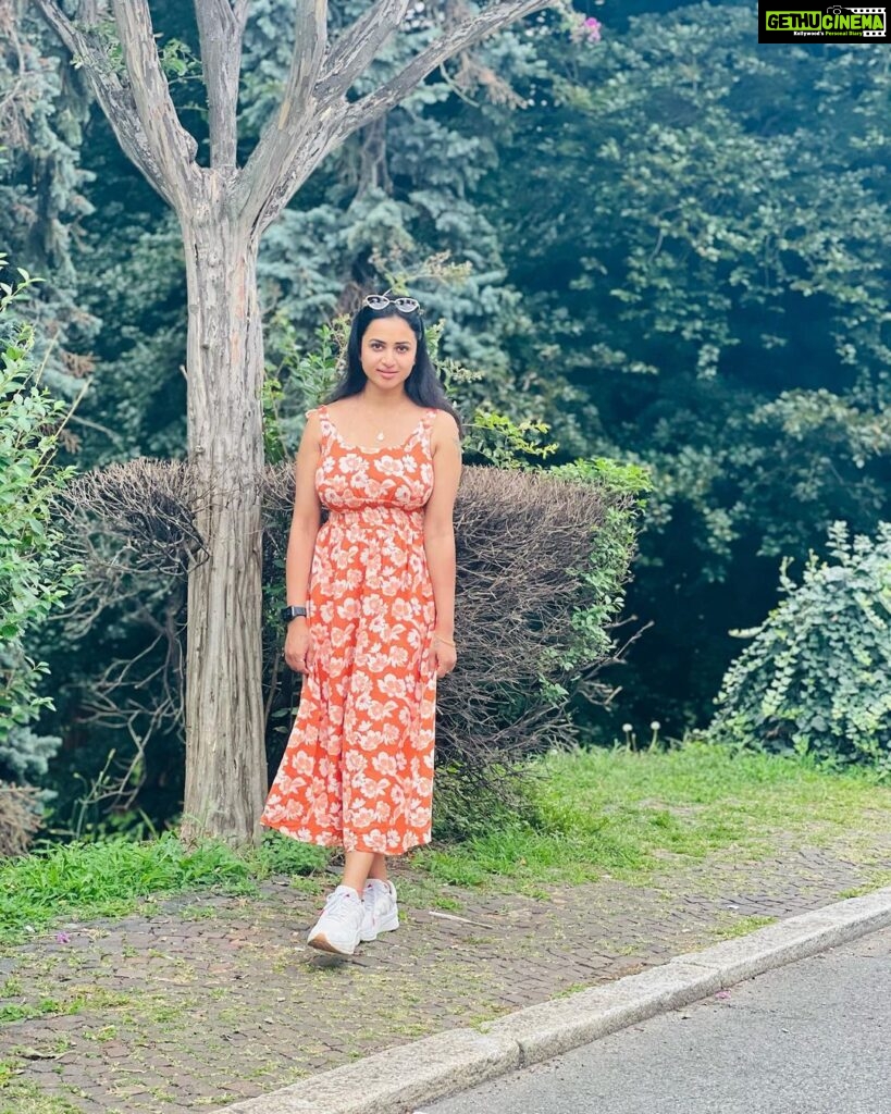 Janani Ashok Kumar Instagram - Still wondering what happened to my leg in the third pic 🫣 Anyways I had an amazing time in & around Milan city 🏙️ Their architecture itself is a visual treat & the trees & scenic landscapes are icing on the cake just wow 🤩🫠🤍🥰 - 📸: @madhumitha_sivasankar Milano italy