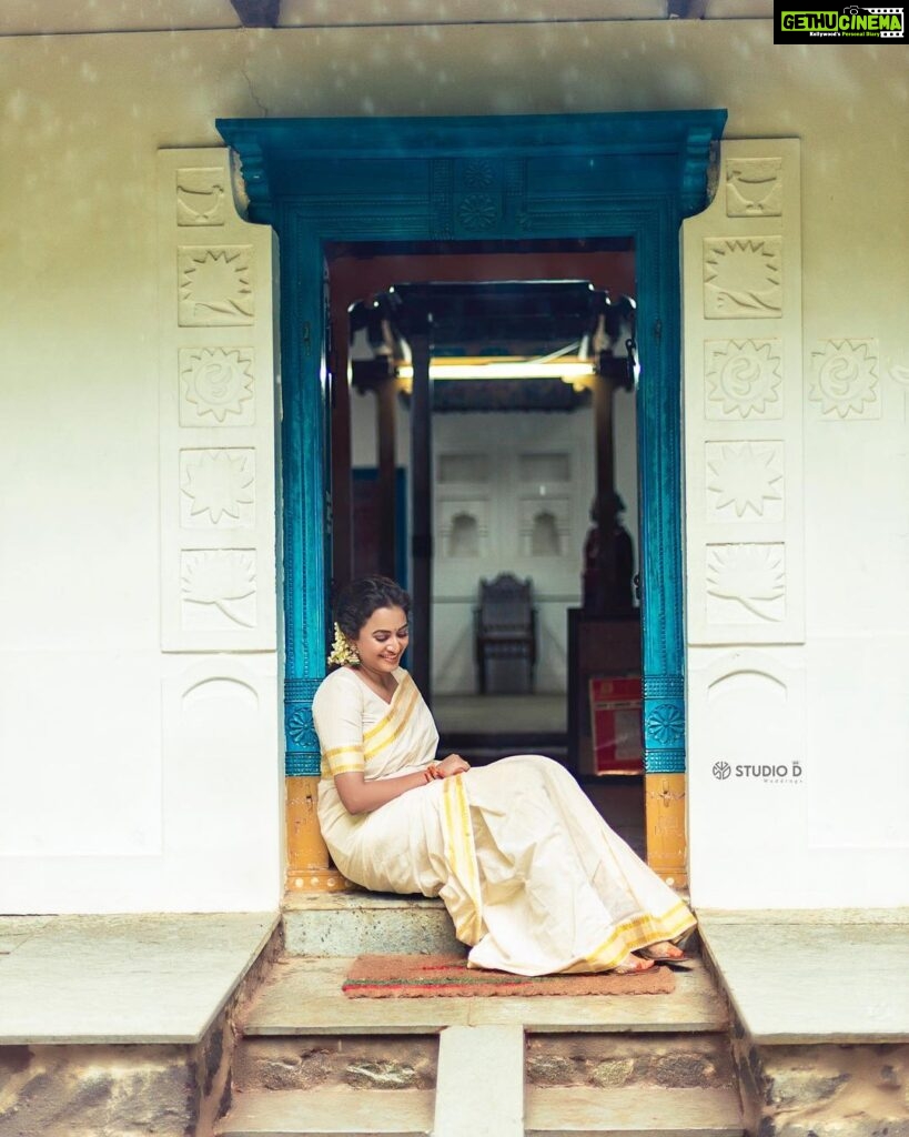 Janani Ashok Kumar Instagram - എല്ലാവർക്കും എന്റെ ഹൃദയം നിറഞ്ഞ ഓണാശംസകൾ 🌻🌸🌺🌼🪷🪻🌹🌷💐🌾 - @smokey_makeupbar_ @labelshalini @studio_d_weddings Chennai, India
