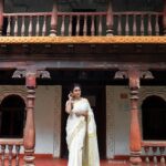 Janani Ashok Kumar Instagram – എല്ലാവർക്കും എന്റെ ഹൃദയം നിറഞ്ഞ ഓണാശംസകൾ
🌻🌸🌺🌼🪷🪻🌹🌷💐🌾
–
@smokey_makeupbar_ 
@labelshalini 
@studio_d_weddings Chennai, India