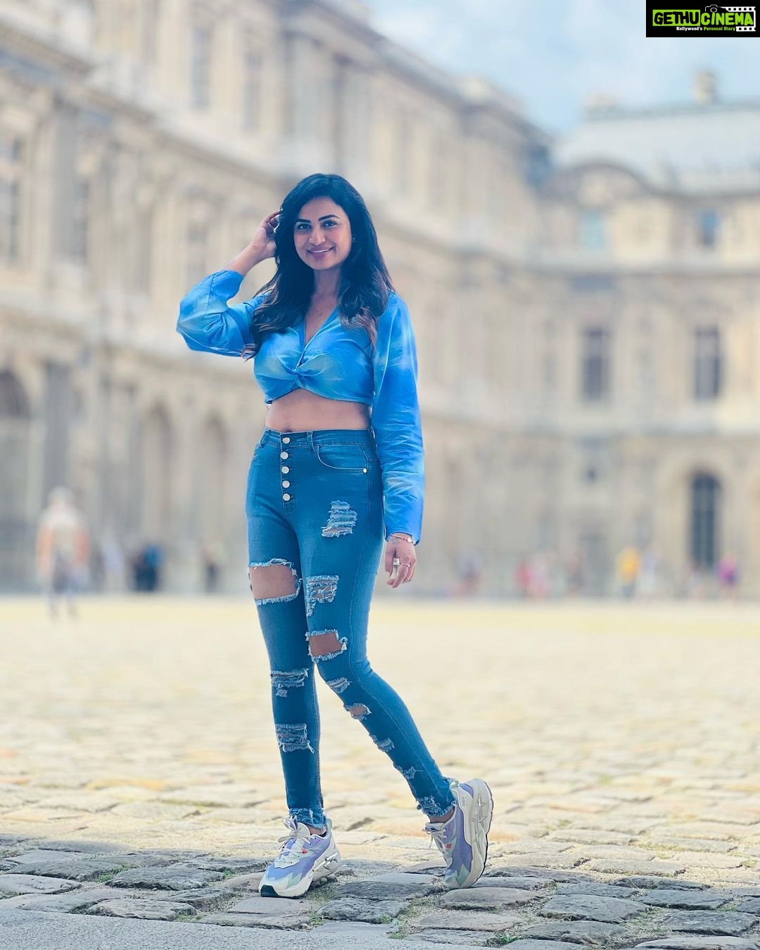 Janani Ashok Kumar Instagram - ⵊN-BETWEEN ⵊɴ ʙᴇᴛᴡᴇᴇɴ ᴡʜᴇʀᴇ ʏᴏᴜ ᴀʀᴇ ᴀɴᴅ ᴡʜᴇʀᴇ ʏᴏᴜ ᴡᴀɴᴛ ᴛᴏ ʙᴇ, ᴛʜᴇʀᴇ ɪs ᴇɴᴅʟᴇss, ʙᴏᴜɴᴅʟᴇss ᴘᴇᴀᴄᴇ. Tʜᴇʀᴇ ɪs ᴀɴ ᴏᴘᴘᴏʀᴛᴜɴɪᴛʏ ᴛᴏ ʙᴇ sᴛɪʟʟ, ᴀs ʏᴏᴜ ꜰɪɴᴅ ʏᴏᴜʀsᴇʟꜰ ɪɴ ᴛʜᴇ ɢᴀᴘ ʙᴇᴛᴡᴇᴇɴ ᴛʜᴇ ᴘᴀsᴛ ᴀɴᴅ ᴛʜᴇ ꜰᴜᴛᴜʀᴇ, ᴋɴᴏᴡɪɴɢ ᴛʜᴀᴛ ᴛʜɪs ɪs ᴛʜᴇ sᴘᴀᴄᴇ ᴡʜᴇʀᴇ ʏᴏᴜ ᴡᴇʀᴇ ᴄᴀʟʟᴇᴅ ᴛᴏ ᴄᴏᴍᴇ ᴀʟɪᴠᴇ. Aɴᴅ ɪᴛ,s ᴏᴋᴀʏ ɪꜰ ʏᴏᴜ ꜰᴇᴇʟ ᴜɴᴄᴇʀᴛᴀɪɴ ʜᴇʀᴇ. Yᴏᴜ ᴅᴏɴ,ᴛ ʜᴀᴠᴇ ᴛᴏ ʜᴀᴠᴇ ɪᴛ ᴀʟʟ ꜰɪɢᴜʀᴇᴅ ᴏᴜᴛ. Yᴏᴜ ᴀʀᴇ ꜰʀᴇᴇ ᴛᴏ ᴛᴀᴋᴇ ᴛʜɪs ᴍᴏᴍᴇɴᴛ ʙʏ ᴍᴏᴍᴇɴᴛ, ᴀɴᴅ sᴇᴇ ᴛʜᴇ ᴡʜᴏʟᴇɴᴇss ᴏꜰ ɪᴛ ᴀʟʟ: sᴏᴍᴇ ᴛʜɪɴɢs ᴡɪʟʟ ʙᴇ ᴅɪꜰꜰɪᴄᴜʟᴛ. Sᴏᴍᴇ ᴛʜɪɴɢs ᴡɪʟʟ ᴍᴀᴋᴇ sᴇɴsᴇ, ᴡʜɪʟᴇ ᴏᴛʜᴇʀ ᴛʜɪɴɢs ʟᴇᴀᴠᴇ ʏᴏᴜ ᴡɪᴛʜ ǫᴜᴇsᴛɪᴏɴs. Bᴜᴛ ᴀʟᴛᴏɢᴇᴛʜᴇʀ, ᴛʜᴇsᴇ ᴍᴏᴜɴᴛᴀɪɴs ᴀɴᴅ ᴠᴀʟʟᴇʏs ᴄʀᴇᴀᴛᴇ ᴀ ʟᴀɴᴅsᴄᴀᴘᴇ, ᴡʜᴇʀᴇ sᴏᴍᴇʜᴏᴡ, ᴛʜʀᴏᴜɢʜ ɪᴛ ᴀʟʟ, ᴇᴠᴇʀʏᴛʜɪɴɢ ꜰɪɴᴅs ɪᴛs ᴘʟᴀᴄᴇ. - 📸: @madhumitha_sivasankar & @satz_aka_sathishkumaran #tapfordeets #louvremuseum #paris #parisfrance #travel #memories #memoriesforlife #friends Louvre Museum Paris France