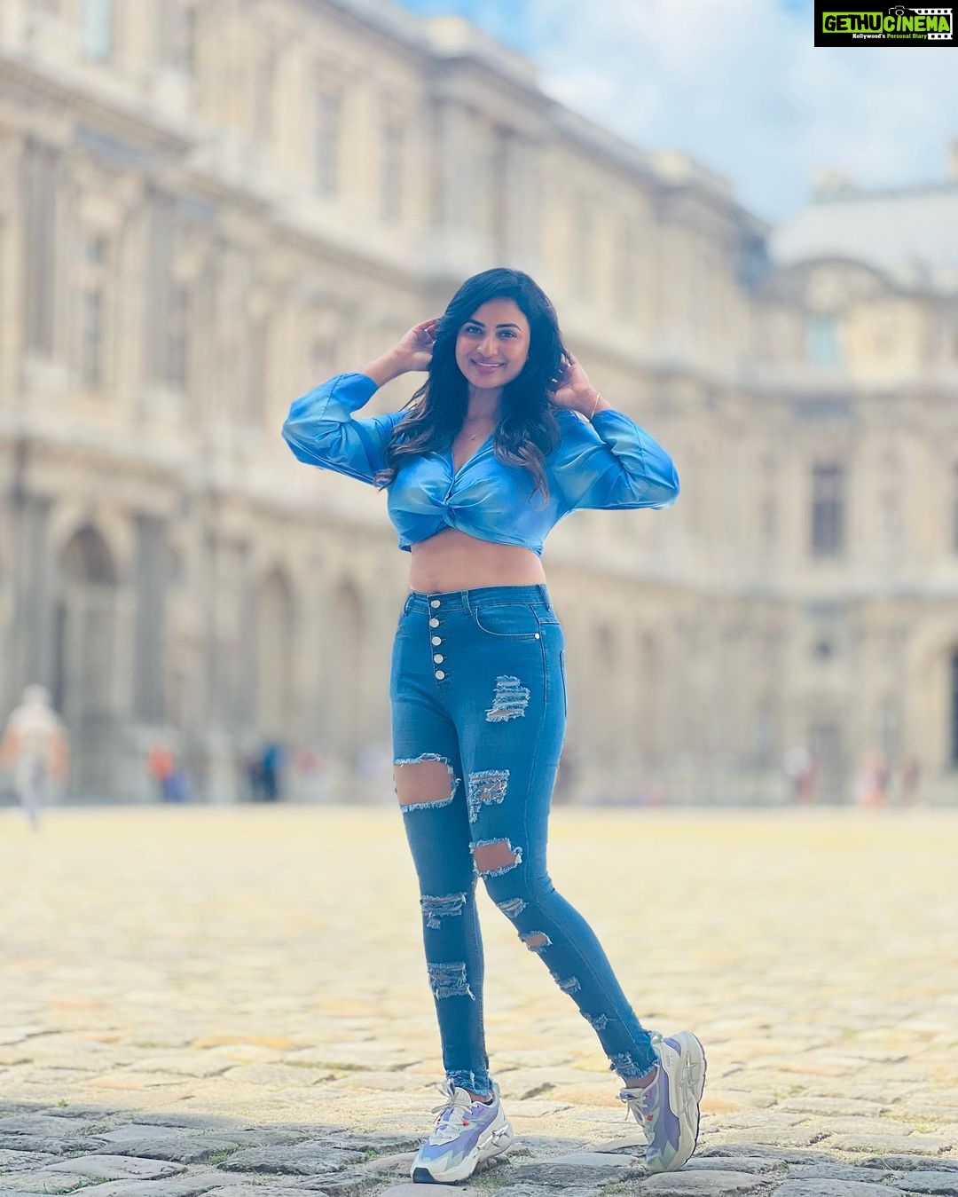 Janani Ashok Kumar Instagram - ⵊN-BETWEEN ⵊɴ ʙᴇᴛᴡᴇᴇɴ ᴡʜᴇʀᴇ ʏᴏᴜ ᴀʀᴇ ᴀɴᴅ ᴡʜᴇʀᴇ ʏᴏᴜ ᴡᴀɴᴛ ᴛᴏ ʙᴇ, ᴛʜᴇʀᴇ ɪs ᴇɴᴅʟᴇss, ʙᴏᴜɴᴅʟᴇss ᴘᴇᴀᴄᴇ. Tʜᴇʀᴇ ɪs ᴀɴ ᴏᴘᴘᴏʀᴛᴜɴɪᴛʏ ᴛᴏ ʙᴇ sᴛɪʟʟ, ᴀs ʏᴏᴜ ꜰɪɴᴅ ʏᴏᴜʀsᴇʟꜰ ɪɴ ᴛʜᴇ ɢᴀᴘ ʙᴇᴛᴡᴇᴇɴ ᴛʜᴇ ᴘᴀsᴛ ᴀɴᴅ ᴛʜᴇ ꜰᴜᴛᴜʀᴇ, ᴋɴᴏᴡɪɴɢ ᴛʜᴀᴛ ᴛʜɪs ɪs ᴛʜᴇ sᴘᴀᴄᴇ ᴡʜᴇʀᴇ ʏᴏᴜ ᴡᴇʀᴇ ᴄᴀʟʟᴇᴅ ᴛᴏ ᴄᴏᴍᴇ ᴀʟɪᴠᴇ. Aɴᴅ ɪᴛ,s ᴏᴋᴀʏ ɪꜰ ʏᴏᴜ ꜰᴇᴇʟ ᴜɴᴄᴇʀᴛᴀɪɴ ʜᴇʀᴇ. Yᴏᴜ ᴅᴏɴ,ᴛ ʜᴀᴠᴇ ᴛᴏ ʜᴀᴠᴇ ɪᴛ ᴀʟʟ ꜰɪɢᴜʀᴇᴅ ᴏᴜᴛ. Yᴏᴜ ᴀʀᴇ ꜰʀᴇᴇ ᴛᴏ ᴛᴀᴋᴇ ᴛʜɪs ᴍᴏᴍᴇɴᴛ ʙʏ ᴍᴏᴍᴇɴᴛ, ᴀɴᴅ sᴇᴇ ᴛʜᴇ ᴡʜᴏʟᴇɴᴇss ᴏꜰ ɪᴛ ᴀʟʟ: sᴏᴍᴇ ᴛʜɪɴɢs ᴡɪʟʟ ʙᴇ ᴅɪꜰꜰɪᴄᴜʟᴛ. Sᴏᴍᴇ ᴛʜɪɴɢs ᴡɪʟʟ ᴍᴀᴋᴇ sᴇɴsᴇ, ᴡʜɪʟᴇ ᴏᴛʜᴇʀ ᴛʜɪɴɢs ʟᴇᴀᴠᴇ ʏᴏᴜ ᴡɪᴛʜ ǫᴜᴇsᴛɪᴏɴs. Bᴜᴛ ᴀʟᴛᴏɢᴇᴛʜᴇʀ, ᴛʜᴇsᴇ ᴍᴏᴜɴᴛᴀɪɴs ᴀɴᴅ ᴠᴀʟʟᴇʏs ᴄʀᴇᴀᴛᴇ ᴀ ʟᴀɴᴅsᴄᴀᴘᴇ, ᴡʜᴇʀᴇ sᴏᴍᴇʜᴏᴡ, ᴛʜʀᴏᴜɢʜ ɪᴛ ᴀʟʟ, ᴇᴠᴇʀʏᴛʜɪɴɢ ꜰɪɴᴅs ɪᴛs ᴘʟᴀᴄᴇ. - 📸: @madhumitha_sivasankar & @satz_aka_sathishkumaran #tapfordeets #louvremuseum #paris #parisfrance #travel #memories #memoriesforlife #friends Louvre Museum Paris France