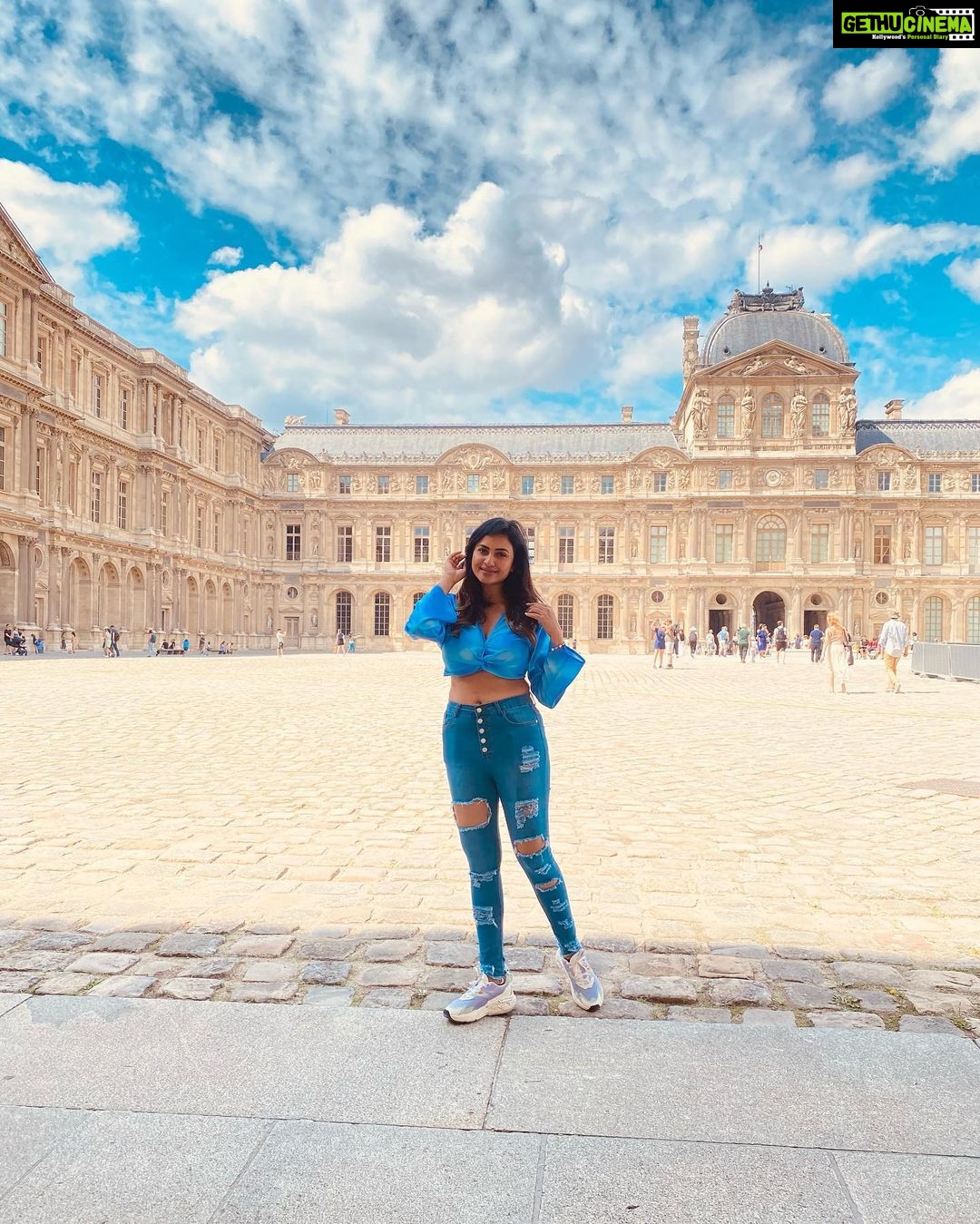 Janani Ashok Kumar Instagram - ⵊN-BETWEEN ⵊɴ ʙᴇᴛᴡᴇᴇɴ ᴡʜᴇʀᴇ ʏᴏᴜ ᴀʀᴇ ᴀɴᴅ ᴡʜᴇʀᴇ ʏᴏᴜ ᴡᴀɴᴛ ᴛᴏ ʙᴇ, ᴛʜᴇʀᴇ ɪs ᴇɴᴅʟᴇss, ʙᴏᴜɴᴅʟᴇss ᴘᴇᴀᴄᴇ. Tʜᴇʀᴇ ɪs ᴀɴ ᴏᴘᴘᴏʀᴛᴜɴɪᴛʏ ᴛᴏ ʙᴇ sᴛɪʟʟ, ᴀs ʏᴏᴜ ꜰɪɴᴅ ʏᴏᴜʀsᴇʟꜰ ɪɴ ᴛʜᴇ ɢᴀᴘ ʙᴇᴛᴡᴇᴇɴ ᴛʜᴇ ᴘᴀsᴛ ᴀɴᴅ ᴛʜᴇ ꜰᴜᴛᴜʀᴇ, ᴋɴᴏᴡɪɴɢ ᴛʜᴀᴛ ᴛʜɪs ɪs ᴛʜᴇ sᴘᴀᴄᴇ ᴡʜᴇʀᴇ ʏᴏᴜ ᴡᴇʀᴇ ᴄᴀʟʟᴇᴅ ᴛᴏ ᴄᴏᴍᴇ ᴀʟɪᴠᴇ. Aɴᴅ ɪᴛ,s ᴏᴋᴀʏ ɪꜰ ʏᴏᴜ ꜰᴇᴇʟ ᴜɴᴄᴇʀᴛᴀɪɴ ʜᴇʀᴇ. Yᴏᴜ ᴅᴏɴ,ᴛ ʜᴀᴠᴇ ᴛᴏ ʜᴀᴠᴇ ɪᴛ ᴀʟʟ ꜰɪɢᴜʀᴇᴅ ᴏᴜᴛ. Yᴏᴜ ᴀʀᴇ ꜰʀᴇᴇ ᴛᴏ ᴛᴀᴋᴇ ᴛʜɪs ᴍᴏᴍᴇɴᴛ ʙʏ ᴍᴏᴍᴇɴᴛ, ᴀɴᴅ sᴇᴇ ᴛʜᴇ ᴡʜᴏʟᴇɴᴇss ᴏꜰ ɪᴛ ᴀʟʟ: sᴏᴍᴇ ᴛʜɪɴɢs ᴡɪʟʟ ʙᴇ ᴅɪꜰꜰɪᴄᴜʟᴛ. Sᴏᴍᴇ ᴛʜɪɴɢs ᴡɪʟʟ ᴍᴀᴋᴇ sᴇɴsᴇ, ᴡʜɪʟᴇ ᴏᴛʜᴇʀ ᴛʜɪɴɢs ʟᴇᴀᴠᴇ ʏᴏᴜ ᴡɪᴛʜ ǫᴜᴇsᴛɪᴏɴs. Bᴜᴛ ᴀʟᴛᴏɢᴇᴛʜᴇʀ, ᴛʜᴇsᴇ ᴍᴏᴜɴᴛᴀɪɴs ᴀɴᴅ ᴠᴀʟʟᴇʏs ᴄʀᴇᴀᴛᴇ ᴀ ʟᴀɴᴅsᴄᴀᴘᴇ, ᴡʜᴇʀᴇ sᴏᴍᴇʜᴏᴡ, ᴛʜʀᴏᴜɢʜ ɪᴛ ᴀʟʟ, ᴇᴠᴇʀʏᴛʜɪɴɢ ꜰɪɴᴅs ɪᴛs ᴘʟᴀᴄᴇ. - 📸: @madhumitha_sivasankar & @satz_aka_sathishkumaran #tapfordeets #louvremuseum #paris #parisfrance #travel #memories #memoriesforlife #friends Louvre Museum Paris France