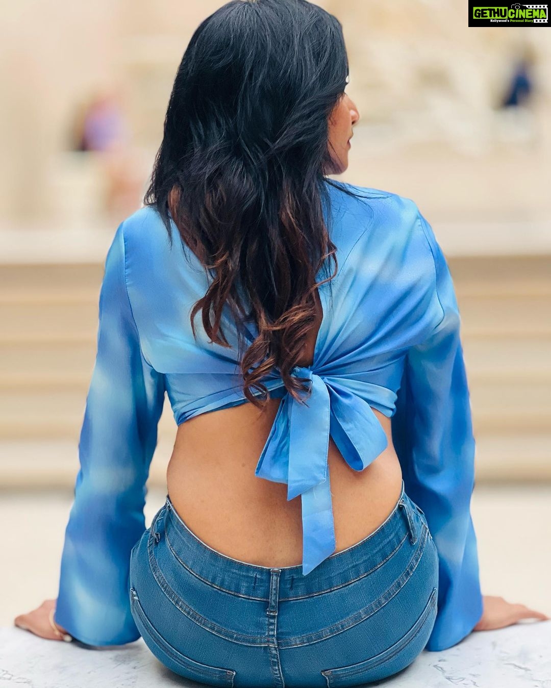 Janani Ashok Kumar Instagram - ⵊN-BETWEEN ⵊɴ ʙᴇᴛᴡᴇᴇɴ ᴡʜᴇʀᴇ ʏᴏᴜ ᴀʀᴇ ᴀɴᴅ ᴡʜᴇʀᴇ ʏᴏᴜ ᴡᴀɴᴛ ᴛᴏ ʙᴇ, ᴛʜᴇʀᴇ ɪs ᴇɴᴅʟᴇss, ʙᴏᴜɴᴅʟᴇss ᴘᴇᴀᴄᴇ. Tʜᴇʀᴇ ɪs ᴀɴ ᴏᴘᴘᴏʀᴛᴜɴɪᴛʏ ᴛᴏ ʙᴇ sᴛɪʟʟ, ᴀs ʏᴏᴜ ꜰɪɴᴅ ʏᴏᴜʀsᴇʟꜰ ɪɴ ᴛʜᴇ ɢᴀᴘ ʙᴇᴛᴡᴇᴇɴ ᴛʜᴇ ᴘᴀsᴛ ᴀɴᴅ ᴛʜᴇ ꜰᴜᴛᴜʀᴇ, ᴋɴᴏᴡɪɴɢ ᴛʜᴀᴛ ᴛʜɪs ɪs ᴛʜᴇ sᴘᴀᴄᴇ ᴡʜᴇʀᴇ ʏᴏᴜ ᴡᴇʀᴇ ᴄᴀʟʟᴇᴅ ᴛᴏ ᴄᴏᴍᴇ ᴀʟɪᴠᴇ. Aɴᴅ ɪᴛ,s ᴏᴋᴀʏ ɪꜰ ʏᴏᴜ ꜰᴇᴇʟ ᴜɴᴄᴇʀᴛᴀɪɴ ʜᴇʀᴇ. Yᴏᴜ ᴅᴏɴ,ᴛ ʜᴀᴠᴇ ᴛᴏ ʜᴀᴠᴇ ɪᴛ ᴀʟʟ ꜰɪɢᴜʀᴇᴅ ᴏᴜᴛ. Yᴏᴜ ᴀʀᴇ ꜰʀᴇᴇ ᴛᴏ ᴛᴀᴋᴇ ᴛʜɪs ᴍᴏᴍᴇɴᴛ ʙʏ ᴍᴏᴍᴇɴᴛ, ᴀɴᴅ sᴇᴇ ᴛʜᴇ ᴡʜᴏʟᴇɴᴇss ᴏꜰ ɪᴛ ᴀʟʟ: sᴏᴍᴇ ᴛʜɪɴɢs ᴡɪʟʟ ʙᴇ ᴅɪꜰꜰɪᴄᴜʟᴛ. Sᴏᴍᴇ ᴛʜɪɴɢs ᴡɪʟʟ ᴍᴀᴋᴇ sᴇɴsᴇ, ᴡʜɪʟᴇ ᴏᴛʜᴇʀ ᴛʜɪɴɢs ʟᴇᴀᴠᴇ ʏᴏᴜ ᴡɪᴛʜ ǫᴜᴇsᴛɪᴏɴs. Bᴜᴛ ᴀʟᴛᴏɢᴇᴛʜᴇʀ, ᴛʜᴇsᴇ ᴍᴏᴜɴᴛᴀɪɴs ᴀɴᴅ ᴠᴀʟʟᴇʏs ᴄʀᴇᴀᴛᴇ ᴀ ʟᴀɴᴅsᴄᴀᴘᴇ, ᴡʜᴇʀᴇ sᴏᴍᴇʜᴏᴡ, ᴛʜʀᴏᴜɢʜ ɪᴛ ᴀʟʟ, ᴇᴠᴇʀʏᴛʜɪɴɢ ꜰɪɴᴅs ɪᴛs ᴘʟᴀᴄᴇ. - 📸: @madhumitha_sivasankar & @satz_aka_sathishkumaran #tapfordeets #louvremuseum #paris #parisfrance #travel #memories #memoriesforlife #friends Louvre Museum Paris France