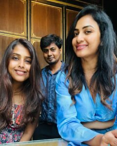 Janani Ashok Kumar Instagram - ⵊN-BETWEEN ⵊɴ ʙᴇᴛᴡᴇᴇɴ ᴡʜᴇʀᴇ ʏᴏᴜ ᴀʀᴇ ᴀɴᴅ ᴡʜᴇʀᴇ ʏᴏᴜ ᴡᴀɴᴛ ᴛᴏ ʙᴇ, ᴛʜᴇʀᴇ ɪs ᴇɴᴅʟᴇss, ʙᴏᴜɴᴅʟᴇss ᴘᴇᴀᴄᴇ. Tʜᴇʀᴇ ɪs ᴀɴ ᴏᴘᴘᴏʀᴛᴜɴɪᴛʏ ᴛᴏ ʙᴇ sᴛɪʟʟ, ᴀs ʏᴏᴜ ꜰɪɴᴅ ʏᴏᴜʀsᴇʟꜰ ɪɴ ᴛʜᴇ ɢᴀᴘ ʙᴇᴛᴡᴇᴇɴ ᴛʜᴇ ᴘᴀsᴛ ᴀɴᴅ ᴛʜᴇ ꜰᴜᴛᴜʀᴇ, ᴋɴᴏᴡɪɴɢ ᴛʜᴀᴛ ᴛʜɪs ɪs ᴛʜᴇ sᴘᴀᴄᴇ ᴡʜᴇʀᴇ ʏᴏᴜ ᴡᴇʀᴇ ᴄᴀʟʟᴇᴅ ᴛᴏ ᴄᴏᴍᴇ ᴀʟɪᴠᴇ. Aɴᴅ ɪᴛ,s ᴏᴋᴀʏ ɪꜰ ʏᴏᴜ ꜰᴇᴇʟ ᴜɴᴄᴇʀᴛᴀɪɴ ʜᴇʀᴇ. Yᴏᴜ ᴅᴏɴ,ᴛ ʜᴀᴠᴇ ᴛᴏ ʜᴀᴠᴇ ɪᴛ ᴀʟʟ ꜰɪɢᴜʀᴇᴅ ᴏᴜᴛ. Yᴏᴜ ᴀʀᴇ ꜰʀᴇᴇ ᴛᴏ ᴛᴀᴋᴇ ᴛʜɪs ᴍᴏᴍᴇɴᴛ ʙʏ ᴍᴏᴍᴇɴᴛ, ᴀɴᴅ sᴇᴇ ᴛʜᴇ ᴡʜᴏʟᴇɴᴇss ᴏꜰ ɪᴛ ᴀʟʟ: sᴏᴍᴇ ᴛʜɪɴɢs ᴡɪʟʟ ʙᴇ ᴅɪꜰꜰɪᴄᴜʟᴛ. Sᴏᴍᴇ ᴛʜɪɴɢs ᴡɪʟʟ ᴍᴀᴋᴇ sᴇɴsᴇ, ᴡʜɪʟᴇ ᴏᴛʜᴇʀ ᴛʜɪɴɢs ʟᴇᴀᴠᴇ ʏᴏᴜ ᴡɪᴛʜ ǫᴜᴇsᴛɪᴏɴs. Bᴜᴛ ᴀʟᴛᴏɢᴇᴛʜᴇʀ, ᴛʜᴇsᴇ ᴍᴏᴜɴᴛᴀɪɴs ᴀɴᴅ ᴠᴀʟʟᴇʏs ᴄʀᴇᴀᴛᴇ ᴀ ʟᴀɴᴅsᴄᴀᴘᴇ, ᴡʜᴇʀᴇ sᴏᴍᴇʜᴏᴡ, ᴛʜʀᴏᴜɢʜ ɪᴛ ᴀʟʟ, ᴇᴠᴇʀʏᴛʜɪɴɢ ꜰɪɴᴅs ɪᴛs ᴘʟᴀᴄᴇ. - 📸: @madhumitha_sivasankar & @satz_aka_sathishkumaran #tapfordeets #louvremuseum #paris #parisfrance #travel #memories #memoriesforlife #friends Louvre Museum Paris France