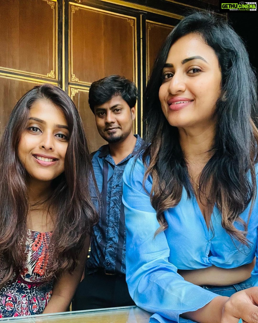Janani Ashok Kumar Instagram - ⵊN-BETWEEN ⵊɴ ʙᴇᴛᴡᴇᴇɴ ᴡʜᴇʀᴇ ʏᴏᴜ ᴀʀᴇ ᴀɴᴅ ᴡʜᴇʀᴇ ʏᴏᴜ ᴡᴀɴᴛ ᴛᴏ ʙᴇ, ᴛʜᴇʀᴇ ɪs ᴇɴᴅʟᴇss, ʙᴏᴜɴᴅʟᴇss ᴘᴇᴀᴄᴇ. Tʜᴇʀᴇ ɪs ᴀɴ ᴏᴘᴘᴏʀᴛᴜɴɪᴛʏ ᴛᴏ ʙᴇ sᴛɪʟʟ, ᴀs ʏᴏᴜ ꜰɪɴᴅ ʏᴏᴜʀsᴇʟꜰ ɪɴ ᴛʜᴇ ɢᴀᴘ ʙᴇᴛᴡᴇᴇɴ ᴛʜᴇ ᴘᴀsᴛ ᴀɴᴅ ᴛʜᴇ ꜰᴜᴛᴜʀᴇ, ᴋɴᴏᴡɪɴɢ ᴛʜᴀᴛ ᴛʜɪs ɪs ᴛʜᴇ sᴘᴀᴄᴇ ᴡʜᴇʀᴇ ʏᴏᴜ ᴡᴇʀᴇ ᴄᴀʟʟᴇᴅ ᴛᴏ ᴄᴏᴍᴇ ᴀʟɪᴠᴇ. Aɴᴅ ɪᴛ,s ᴏᴋᴀʏ ɪꜰ ʏᴏᴜ ꜰᴇᴇʟ ᴜɴᴄᴇʀᴛᴀɪɴ ʜᴇʀᴇ. Yᴏᴜ ᴅᴏɴ,ᴛ ʜᴀᴠᴇ ᴛᴏ ʜᴀᴠᴇ ɪᴛ ᴀʟʟ ꜰɪɢᴜʀᴇᴅ ᴏᴜᴛ. Yᴏᴜ ᴀʀᴇ ꜰʀᴇᴇ ᴛᴏ ᴛᴀᴋᴇ ᴛʜɪs ᴍᴏᴍᴇɴᴛ ʙʏ ᴍᴏᴍᴇɴᴛ, ᴀɴᴅ sᴇᴇ ᴛʜᴇ ᴡʜᴏʟᴇɴᴇss ᴏꜰ ɪᴛ ᴀʟʟ: sᴏᴍᴇ ᴛʜɪɴɢs ᴡɪʟʟ ʙᴇ ᴅɪꜰꜰɪᴄᴜʟᴛ. Sᴏᴍᴇ ᴛʜɪɴɢs ᴡɪʟʟ ᴍᴀᴋᴇ sᴇɴsᴇ, ᴡʜɪʟᴇ ᴏᴛʜᴇʀ ᴛʜɪɴɢs ʟᴇᴀᴠᴇ ʏᴏᴜ ᴡɪᴛʜ ǫᴜᴇsᴛɪᴏɴs. Bᴜᴛ ᴀʟᴛᴏɢᴇᴛʜᴇʀ, ᴛʜᴇsᴇ ᴍᴏᴜɴᴛᴀɪɴs ᴀɴᴅ ᴠᴀʟʟᴇʏs ᴄʀᴇᴀᴛᴇ ᴀ ʟᴀɴᴅsᴄᴀᴘᴇ, ᴡʜᴇʀᴇ sᴏᴍᴇʜᴏᴡ, ᴛʜʀᴏᴜɢʜ ɪᴛ ᴀʟʟ, ᴇᴠᴇʀʏᴛʜɪɴɢ ꜰɪɴᴅs ɪᴛs ᴘʟᴀᴄᴇ. - 📸: @madhumitha_sivasankar & @satz_aka_sathishkumaran #tapfordeets #louvremuseum #paris #parisfrance #travel #memories #memoriesforlife #friends Louvre Museum Paris France