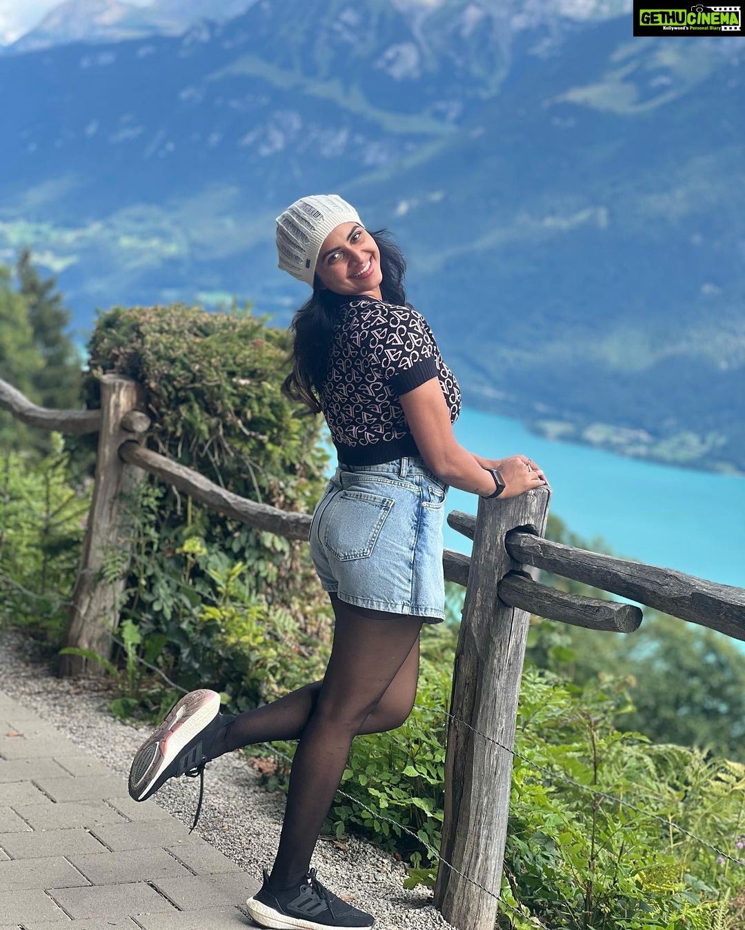 Janani Ashok Kumar Instagram - Every inch of this city is so so beautiful that’s all I can say about Switzerland 🇨🇭 It’s literal heaven on earth If you love travelling & wanna explore Europe just start to save money & make it up to this place at least once in your life time it’s all worth it 🫠💯🤍🩵 - 📸: @madhumitha_sivasankar #harderkulm #interlaken #switzerland🇨🇭 #traveldestination #travel #memoriesforlife #ootdfashion #styling #adidas #zara #zarawoman #hm Harder Kulm - Top of Interlaken