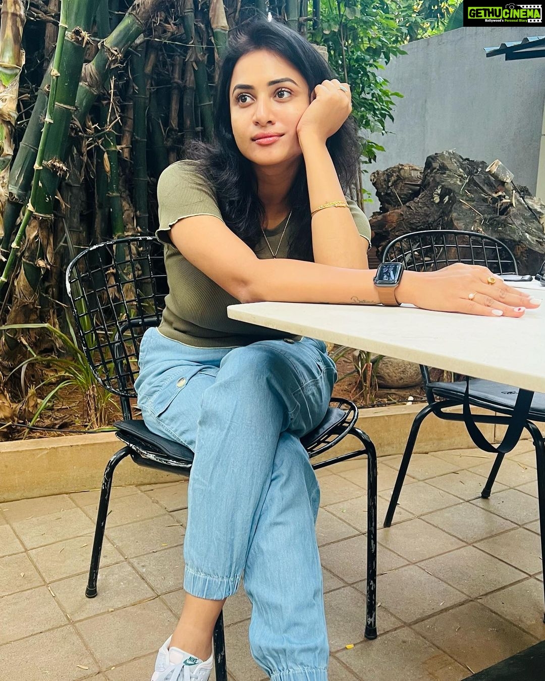 Janani Ashok Kumar Instagram - And even if I could build a Time Machine to take me back to that moment I wouldn’t belong there 🤍💯🪬 #livinginthemoment #livingthedream #livinginthenow Sage and Lavender
