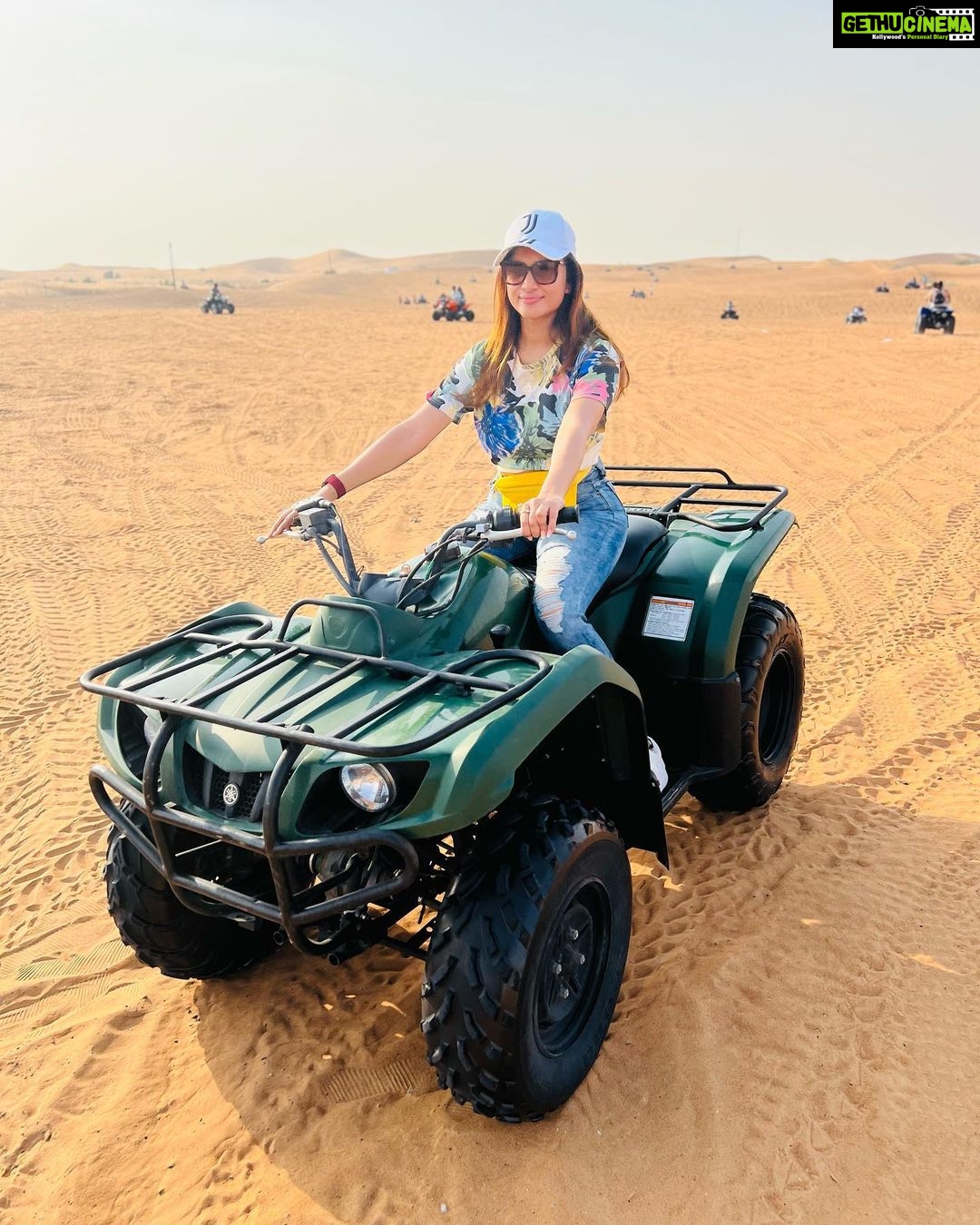 Janani Ashok Kumar Instagram - There’s no ‘right’ time, there’s just time & what you do with it. I’m busy making memories, one such memory from my last year’s trip to Dubai 🇦🇪 - #dubai #desertsafari #makingmemories Desert Safari Dubai