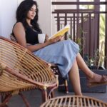 Janani Ashok Kumar Instagram - Good Evening ☕️ 📖 📸 : @raghul_raghupathy