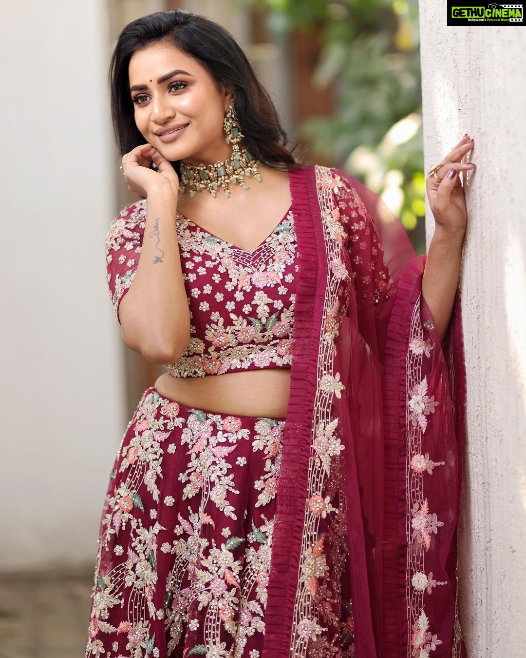 Janani Ashok Kumar Instagram - 💗💗💗 - MUAH: @murugeshmakeup_hair Costume: @malgudi_designs Jewellery: @chennai_jazz Edit courtesy: @gk_.photography._ Chennai, India