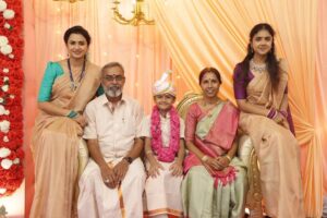 Janani Ashok Kumar Instagram - Family 🤍🧿🙏🏼
-
Jewellery: @methurna_collections 
📸: @gk_.photography._