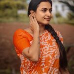Janani Ashok Kumar Instagram – வார்த்தை ஒன்று வாய் வரைக்கும்
வந்து வந்து போவதென்ன..!
கட்டுமரம் பூப்பூக்க
ஆசைப்பட்டு ஆவதென்ன..!
–
📸: @gk_.photography._ Coimbatore, Tamil Nadu