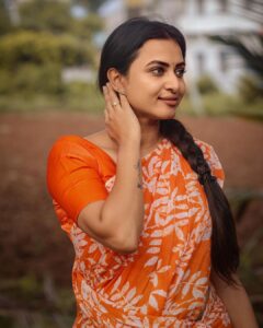 Janani Ashok Kumar Instagram - வார்த்தை ஒன்று வாய் வரைக்கும் வந்து வந்து போவதென்ன..! கட்டுமரம் பூப்பூக்க ஆசைப்பட்டு ஆவதென்ன..! - 📸: @gk_.photography._ Coimbatore, Tamil Nadu