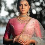 Janani Ashok Kumar Instagram – “It’s impossible”, said pride.
“It’s risky”, said experience.
“It’s pointless”, said reason.
“Give it a try “, whispered the heart.
–

Team:
@vijiknr 
@sangiknr 
@saathvikas_designer_studio 
@bronzerbridaljewellery 
@bronzerlensnlashes 
@zerogravityphotography 
@zerogravity.fashion Chennai, India