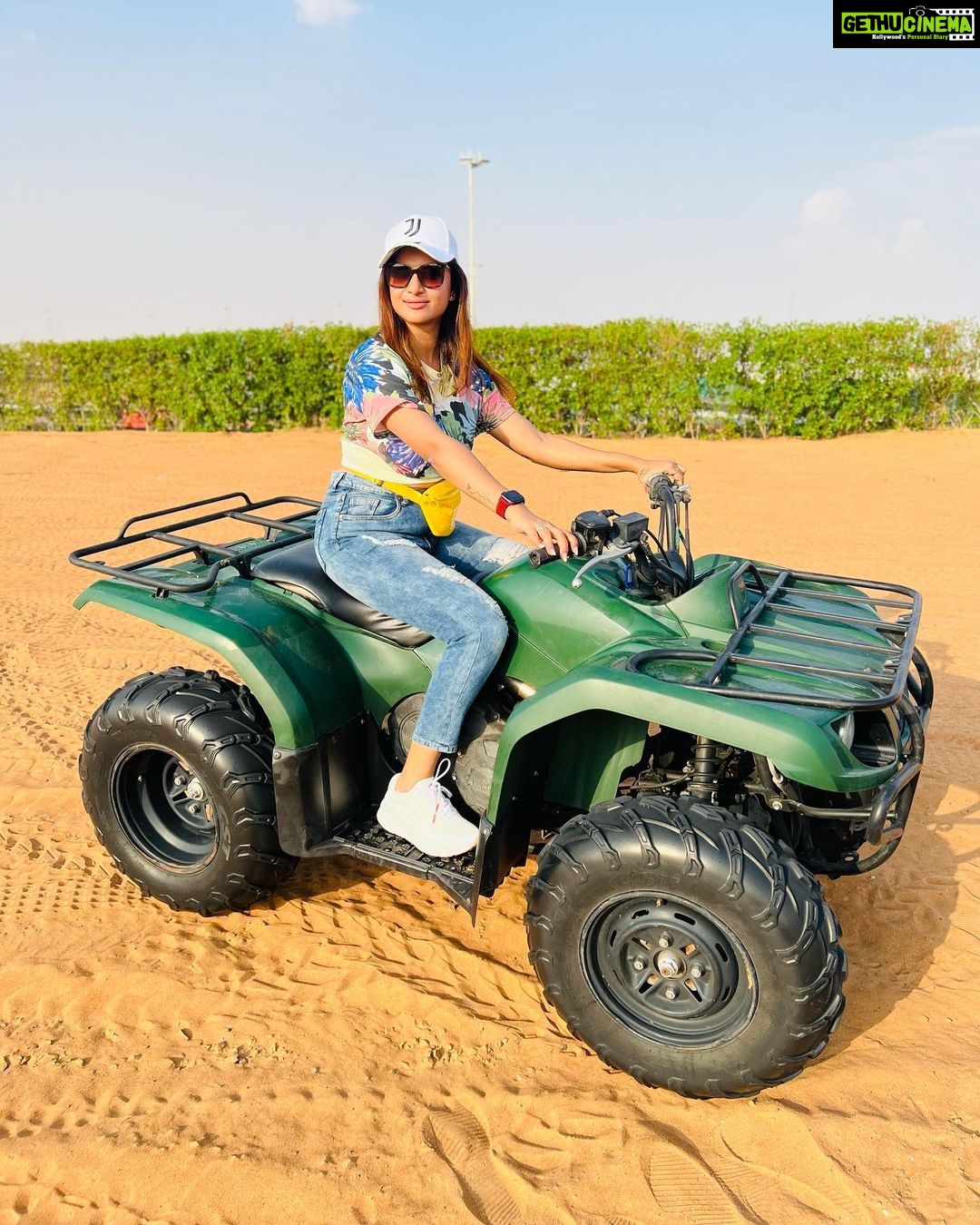 Janani Ashok Kumar Instagram - There’s no ‘right’ time, there’s just time & what you do with it. I’m busy making memories, one such memory from my last year’s trip to Dubai 🇦🇪 - #dubai #desertsafari #makingmemories Desert Safari Dubai