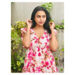 Janani Ashok Kumar Instagram – Be a girl with adventure,
A lady with confidence 
& a woman with bravery 🌈💗
–
👗: @highstreet_original 
📸: @keets_makeover Chennai, India