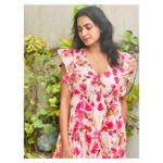 Janani Ashok Kumar Instagram – Be a girl with adventure,
A lady with confidence 
& a woman with bravery 🌈💗
–
👗: @highstreet_original 
📸: @keets_makeover Chennai, India